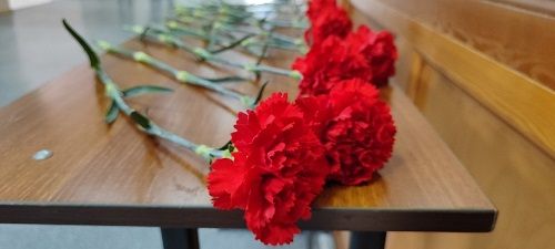 Торжественное возложение цветов к мемориальной доске погибшим в годы войны студентам и преподавателям- биологам 4 мая 2023 года.